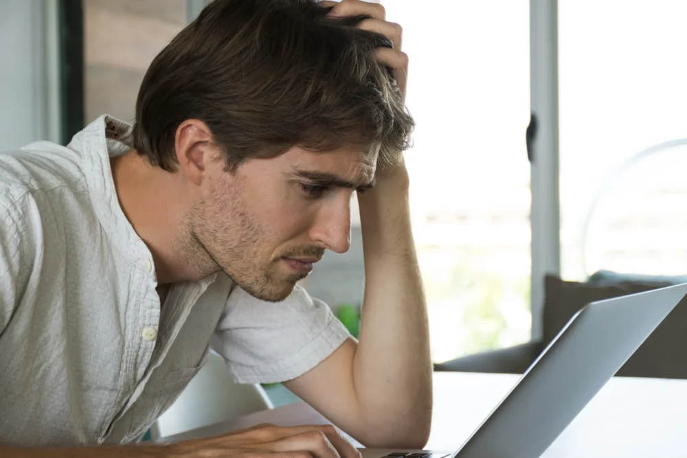 Secrétaire de cabinet médical face à un poste informatique en panne